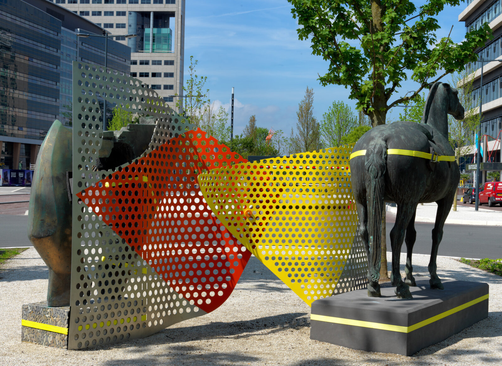 Jessica Stockholder, Assist:Rider, 2019, painted aluminum, ratchet straps, 95 x 140 x 44 in. (240 x 355 x 112 cm)