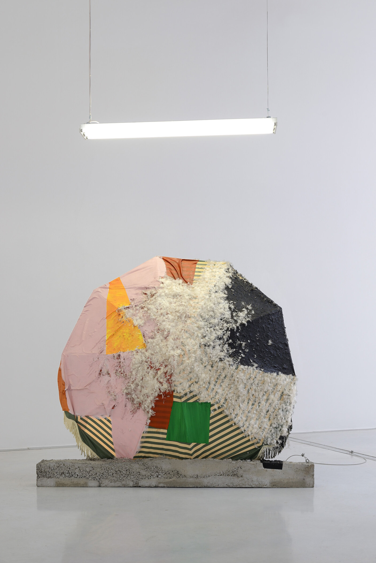 Jessica Stockholder, Edge of Hot House Glass, 1993, sun umbrella, acrylic paint, concrete, cable feathers, cloth, grow lights, cable, 75 x 91 x 28 in. (190 x 230 x 70 cm)