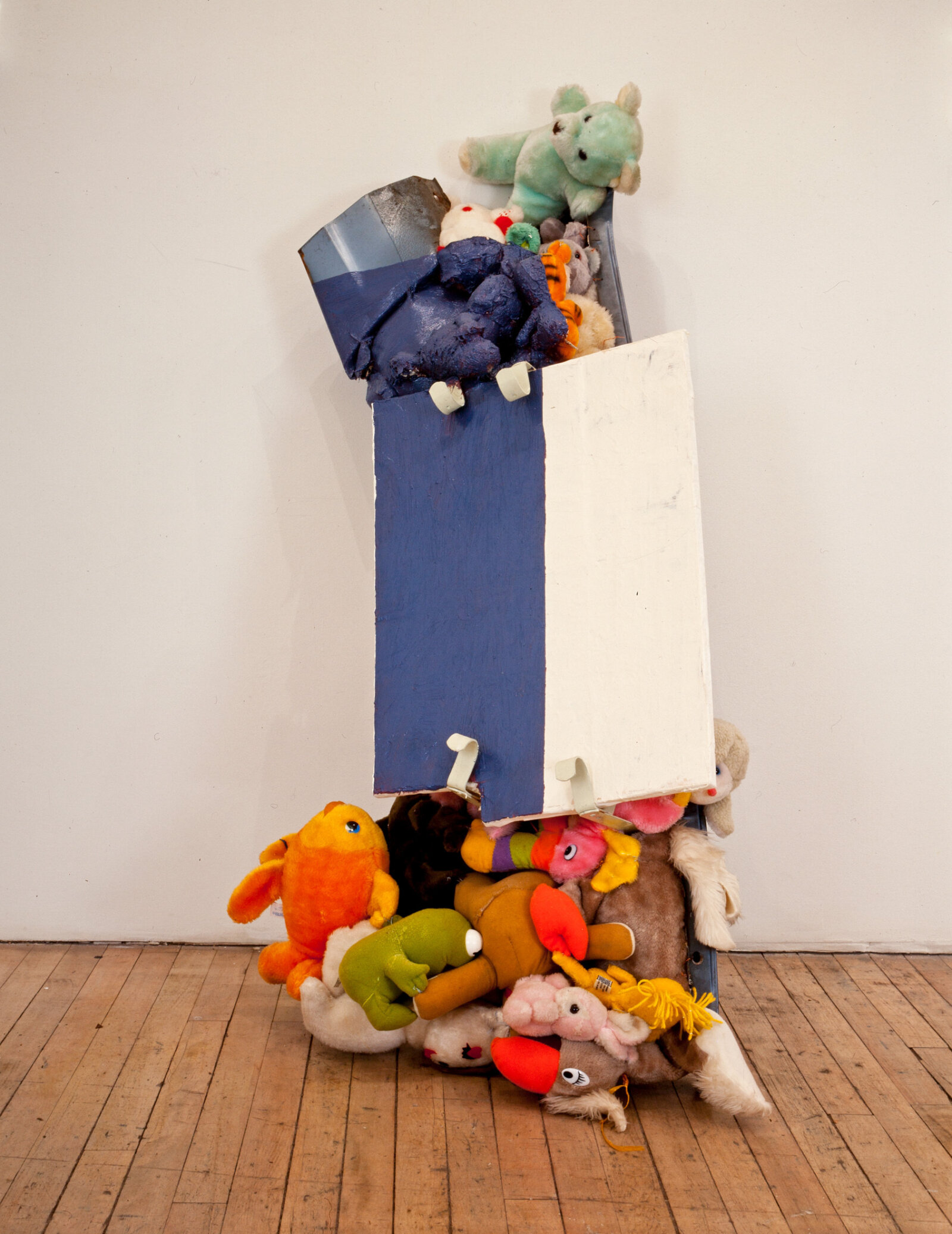 Jessica Stockholder, JS094, 1989, car fender, stuffed animals, styrofoam, newspaper, cloth, plaster, oil paint, 56 x 28 x 12 in. (142 x 71 x 31 cm)