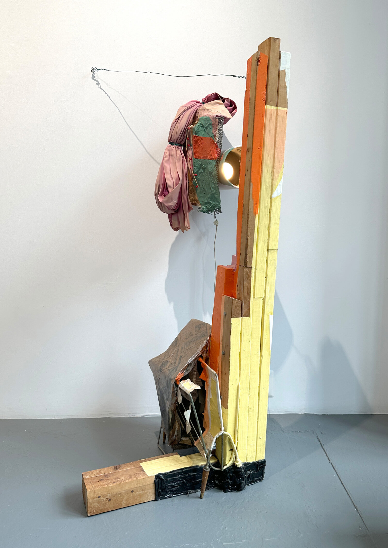 Jessica Stockholder, JS142, 1991, wood, magazine rack, newspaper, paper, luggage wheels, lamp, mirror, cloth, metal lath, paper maché, wire, 58 x 24 x 25 in. (147 x 61 x 64 cm)