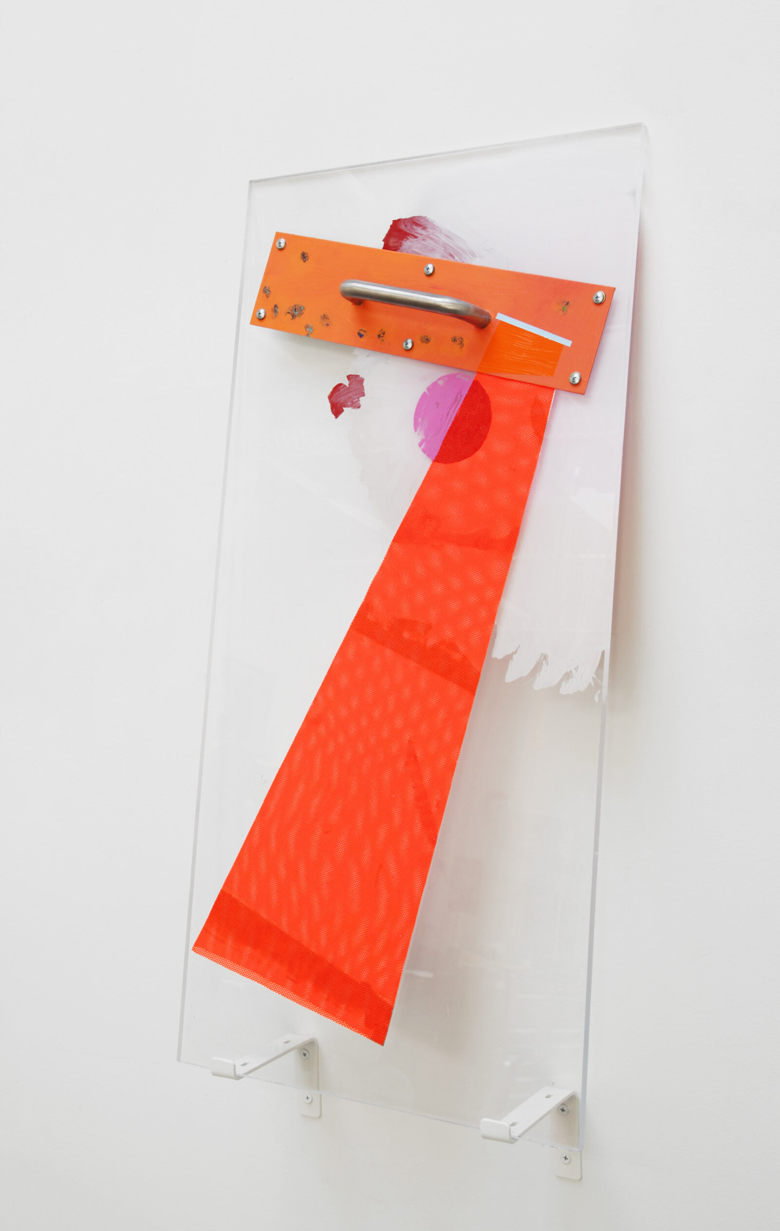 Jessica Stockholder, Not a fly swatter (After Moholy Nagy), 2021, plexiglas, metal handle, acrylic paint, tyvek, mesh fabric, hardware, brackets, 40 x 18 x 7 in. (102 x 46 x 17 cm)