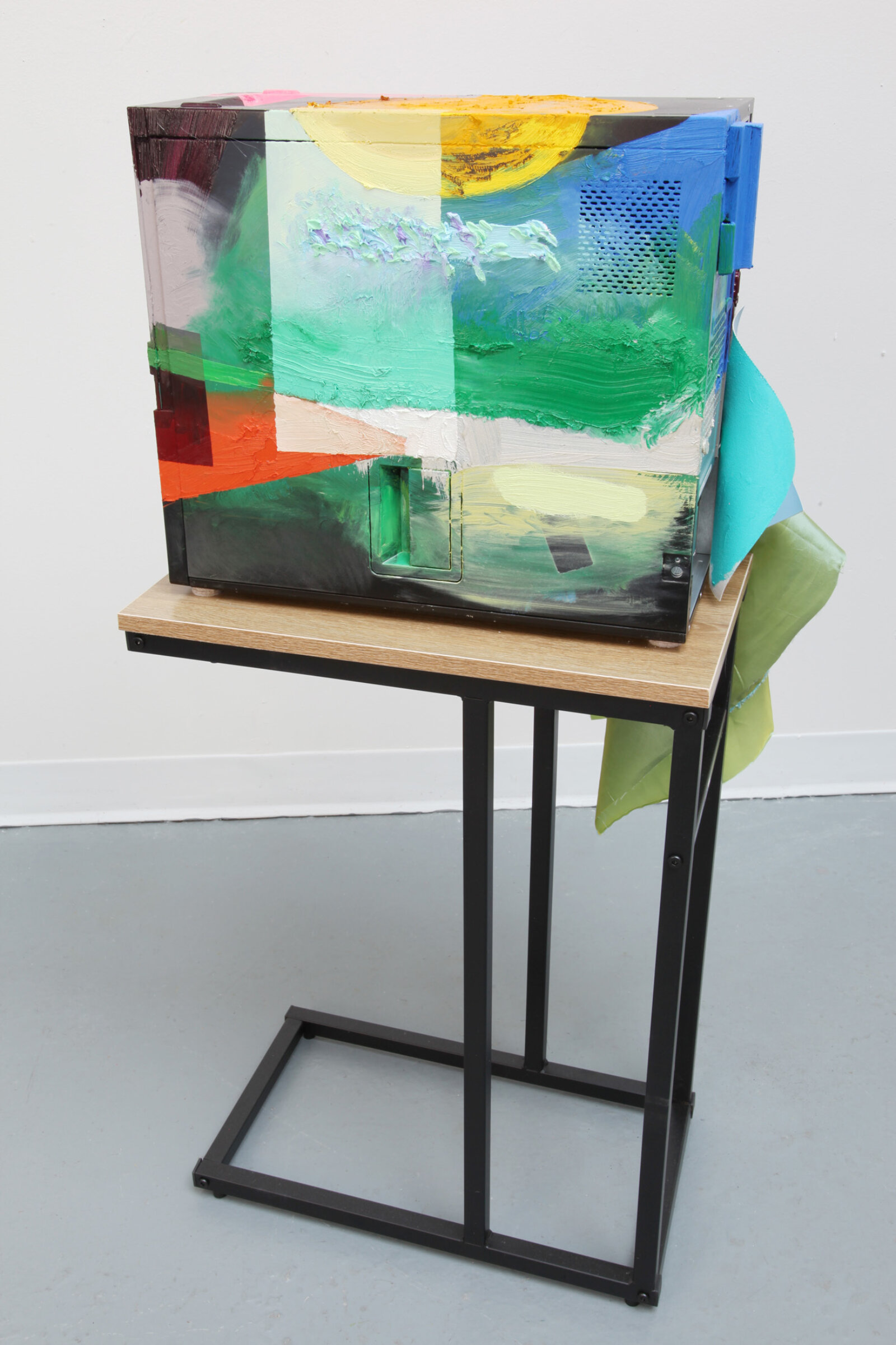 Jessica Stockholder, Sorrow, 2017, computer, oil paint, silk fabric, vinyl, table, hardware, 40 x 24 x 15 in. (102 x 61 x 38 cm)