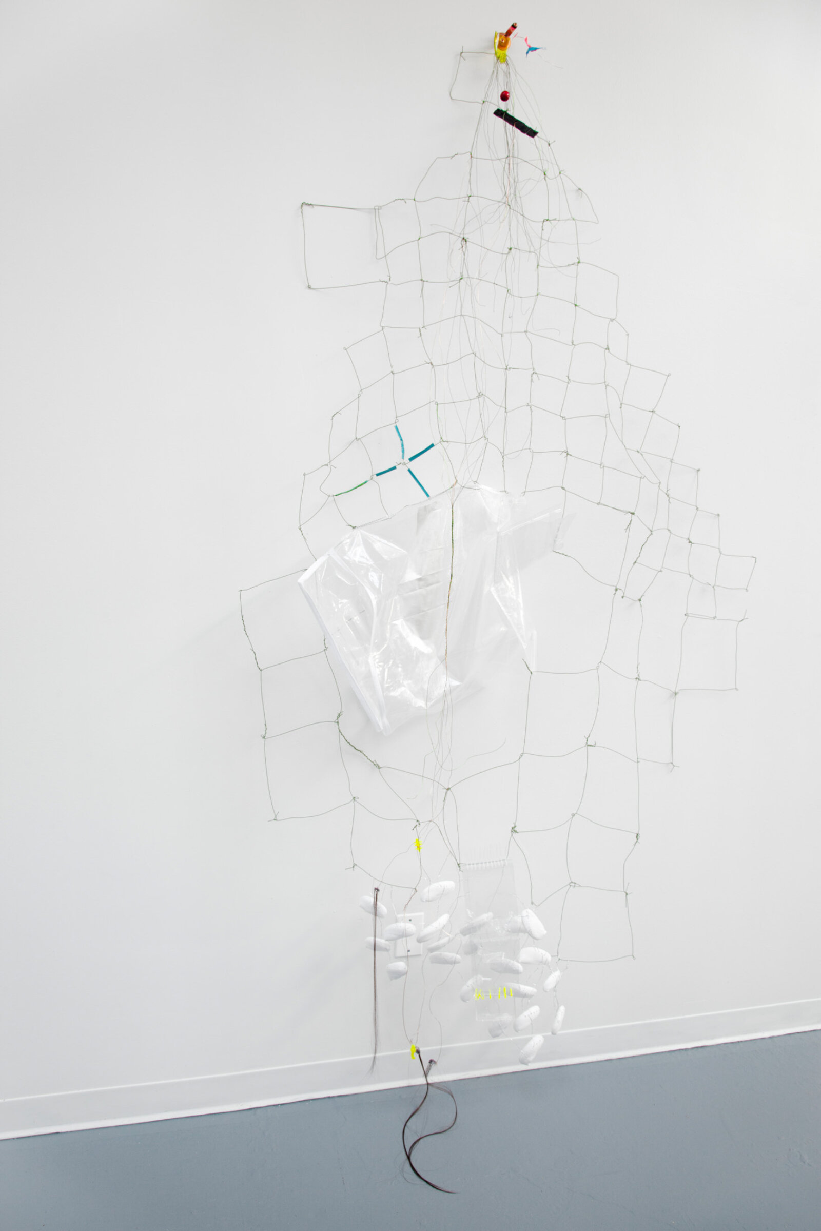 Jessica Stockholder, White Catcher, 2014, wire, painted shells, zip ties, plastic, fake hair, wooden bead, lexal caulk, acrylic paint, duct tape, copper, hardware, 103 x 53 x 15 in. (262 x 135 x 38 cm)