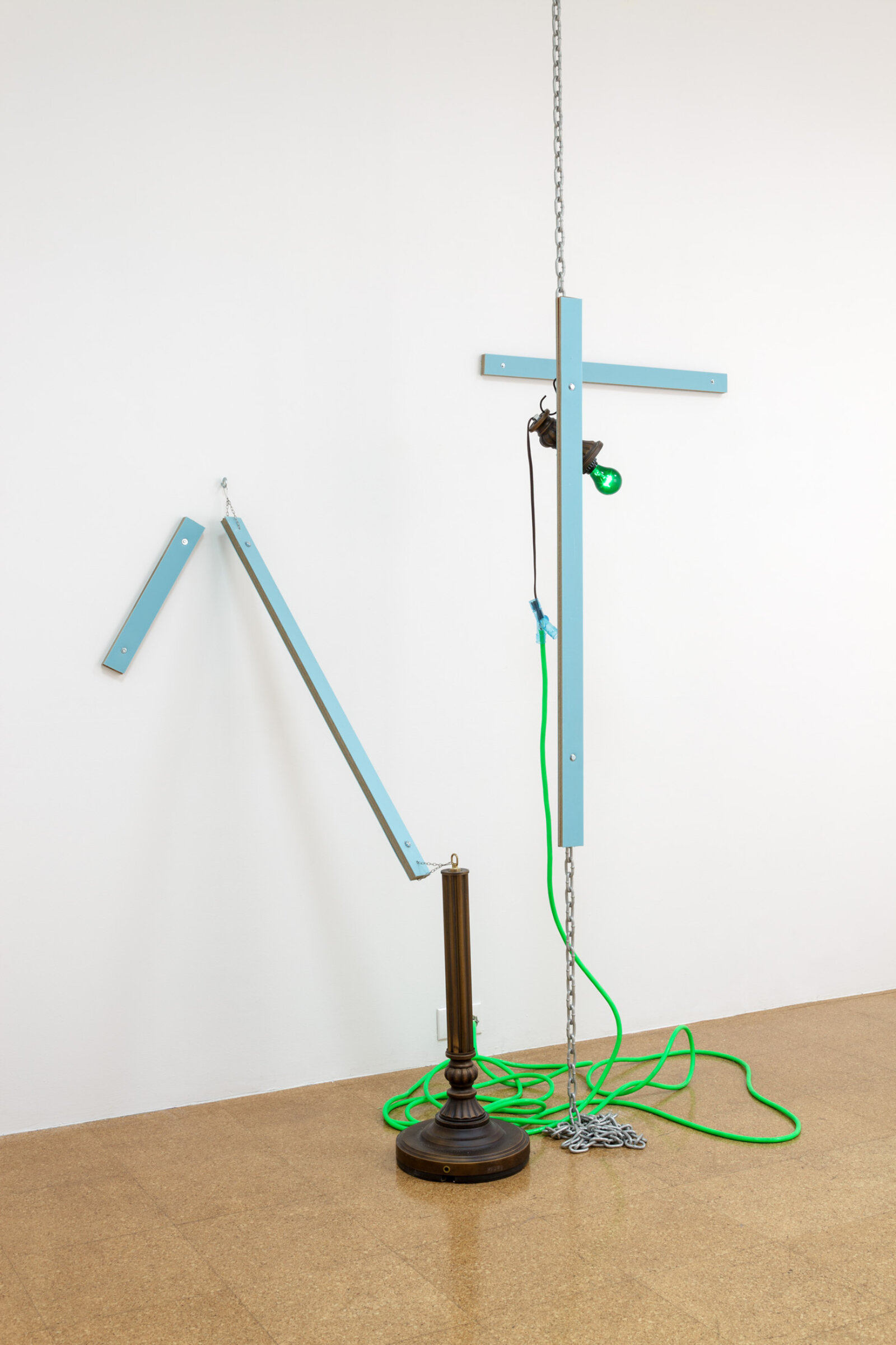 Jessica Stockholder, Zee, 2013, chain, foam-covered flooring boards, light fixture, bulb, extension cords, hardware, 132 x 31 x 65 in. (335 x 79 x 165 cm)