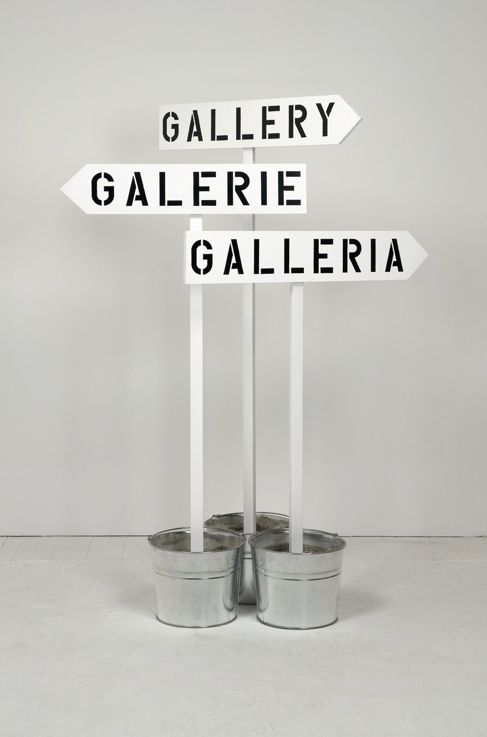 Ron Terada, Gallery, Galerie, Galleria, 2010, paint, wood, concrete, 3 aluminum pails, 62 x 44 x 19 in. (158 x 112 x 48 cm)